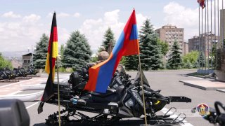 Армения получила из Германии 16 снегоходов для армии